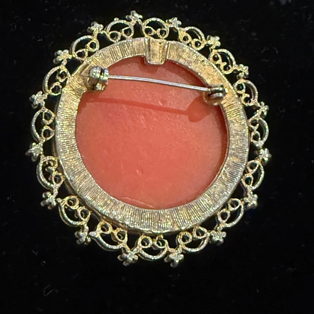 Vintage Cameo Brooch‎ with Gold Filigree
